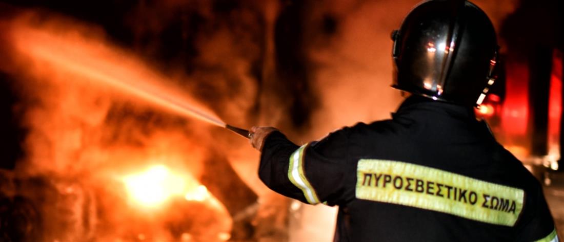 Φωτιά σε δώμα στο Χαλάνδρι - Τραυματίστηκε πυροσβέστης