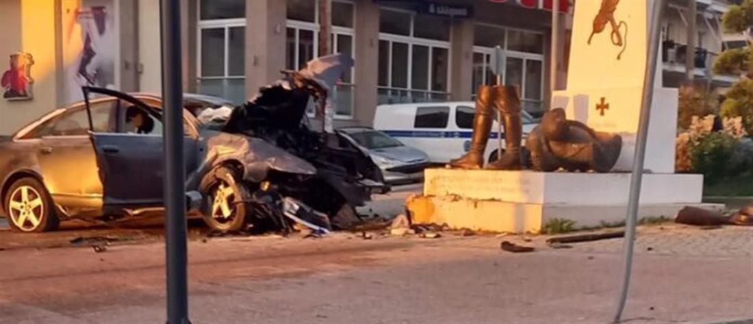 Φλώρινα: Αμάξι καρφώθηκε σε άγαλμα - Δύο νεκροί (εικόνες)