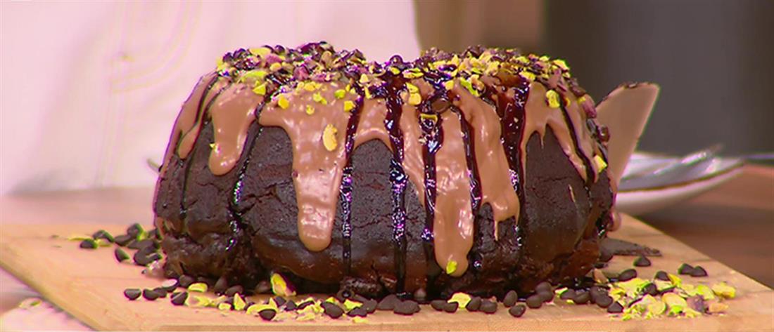 Σιροπιαστό κέικ σοκολάτας από τον Νικόλα Καρβέλα (βίντεο)