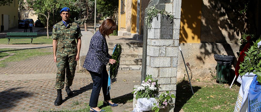 Αποκατάσταση της Δημοκρατίας - Σακελλαροπούλου: Στεφάνι στην προτομή του Σπύρου Μουστακλή (εικόνες)