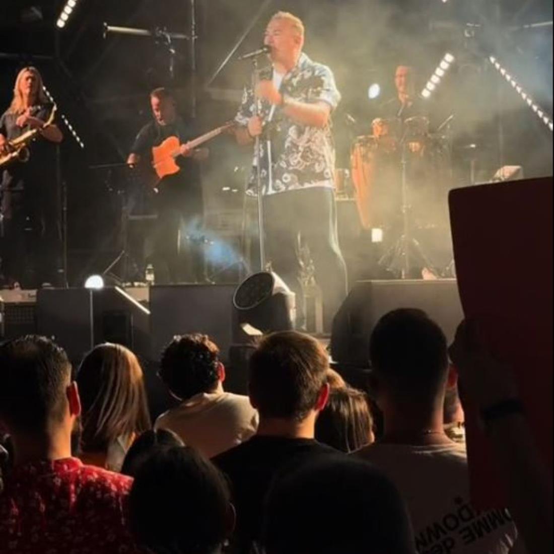Αντώνης Ρέμος: Το μήνυμα στην πρώτη συναυλία μετά τις κατηγορίες για φοροδιαφυγή - "Απόψε είμαι όρθιος"
