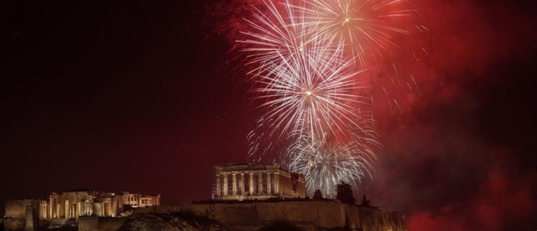 Πρωτοχρονιά: Με πυροτεχνήματα, σόου και λάμψη η υποδοχή του 2023 στη χώρα (εικόνες)