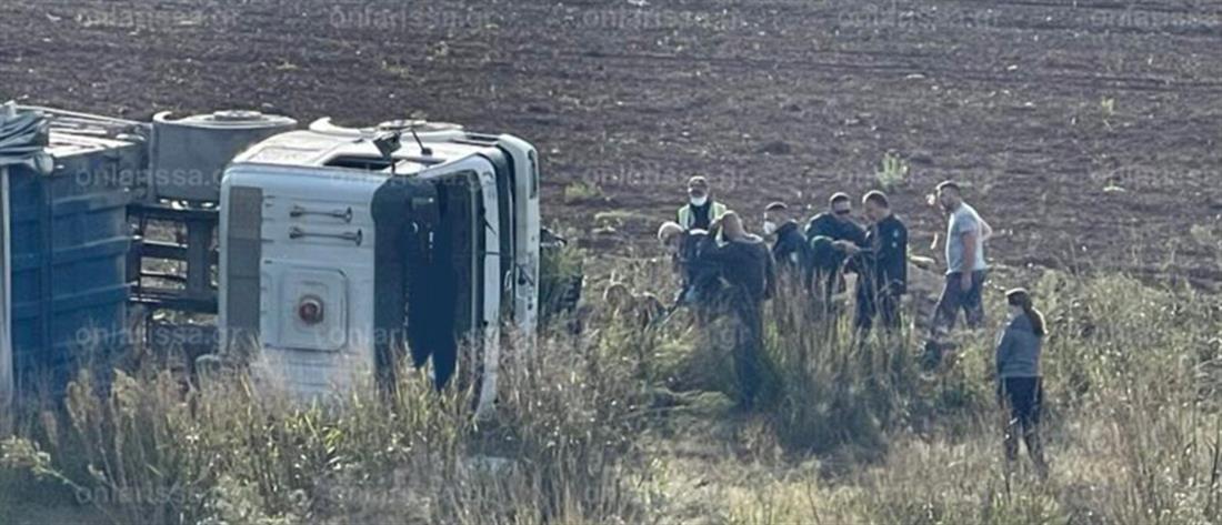 Λάρισα: Τούμπαρε φορτηγό και εγκλωβίστηκε ο οδηγός (εικόνες)