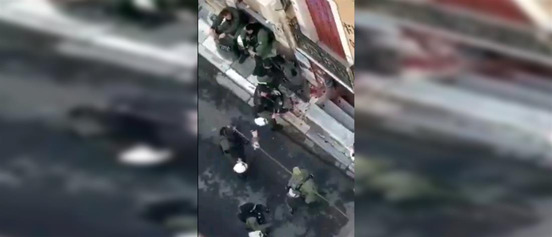 Γρηγορόπουλος: αστυνομικοί “παίζουν” και καταστρέφουν λουλούδια από το μνημείο του (βίντεο)