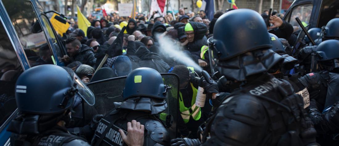 “Κίτρινα γιλέκα”: Εκατοντάδες συλλήψεις στο Παρίσι (εικόνες)