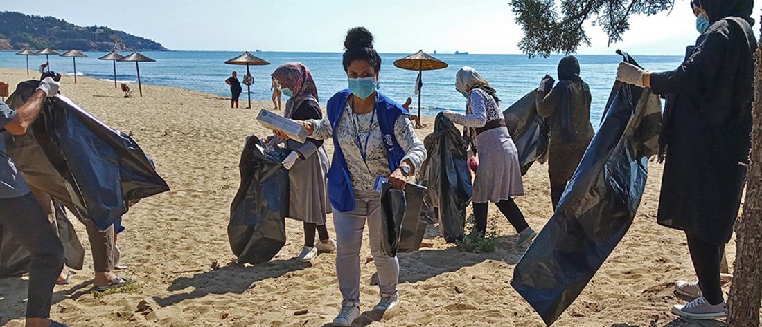 Καβάλα: Μετανάστες και πρόσφυγες καθάρισαν την παραλία που μένουν (εικόνες)