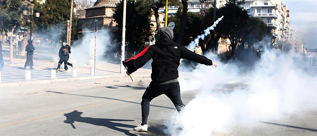 Θεσσαλονίκη: Μολότοφ και χημικά σε πορεία φοιτητών (εικόνες)