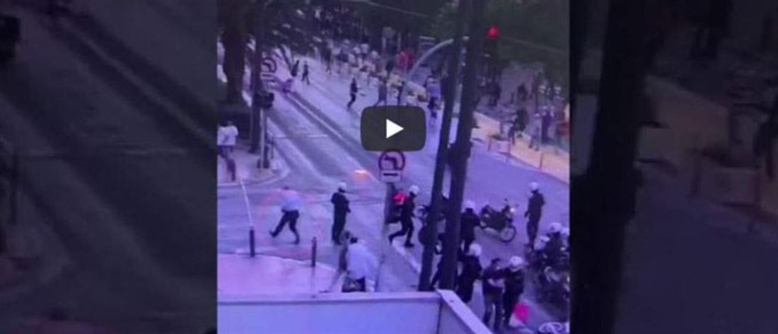 Επεισόδια: Η σκηνή με τον αστυνομικό που έχει αποσπαστεί στον ΣΥΡΙΖΑ (βίντεο)