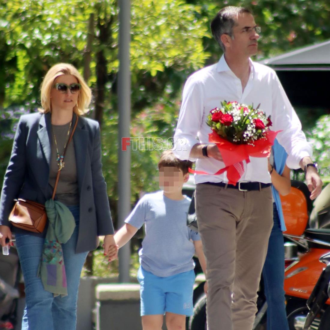 Σία Κοσιώνη & Κώστας Μπακογιάννης: Βόλτα στο κέντρο της Αθήνας με τα παιδιά τους