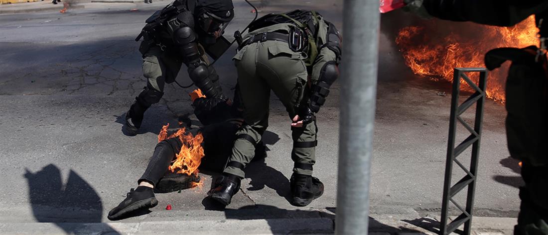 Θεσσαλονίκη: Αστυνομικός έσβησε τη φωτιά από το πόδι διαδηλωτή (βίντεο)