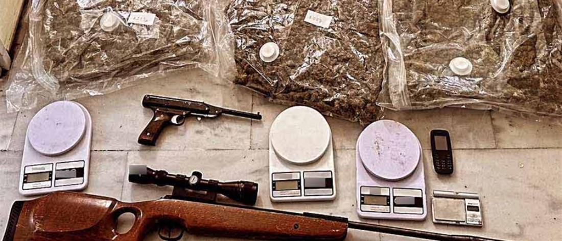 Πατήσια: Δεκάδες κιλά κάνναβης και όπλα βρέθηκαν σε σπίτι (εικόνες)