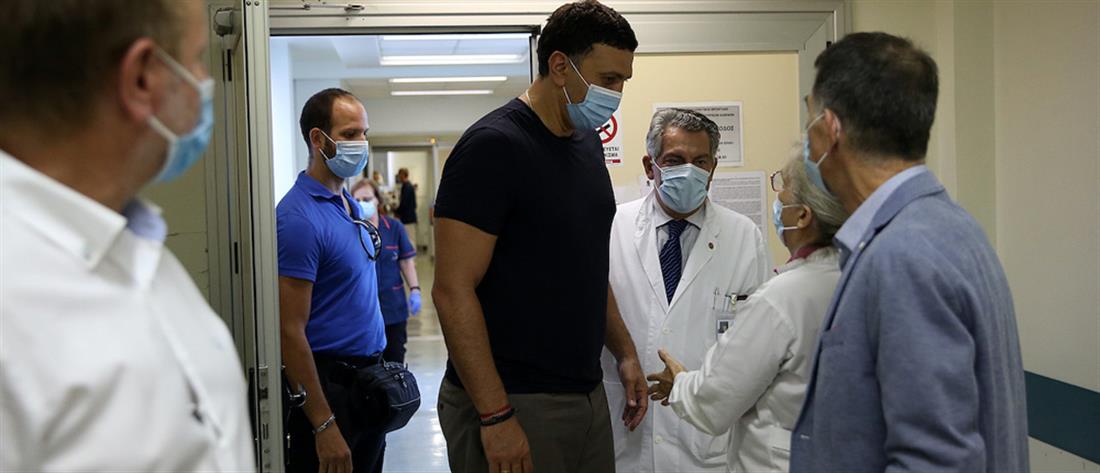 Επίσκεψη Κικίλια στην νοσηλεύτρια που δέχθηκε επίθεση στο “Αττικον” (εικόνες)