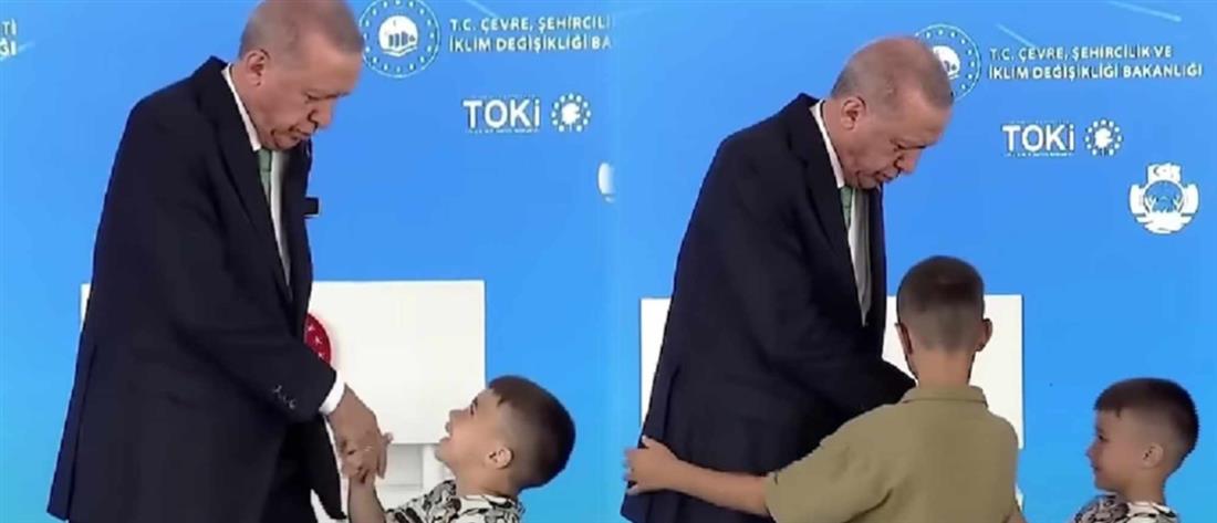 Τουρκία: Ο Ερντογάν χαστούκισε αγόρι που δεν φίλησε το χέρι του (βίντεο)