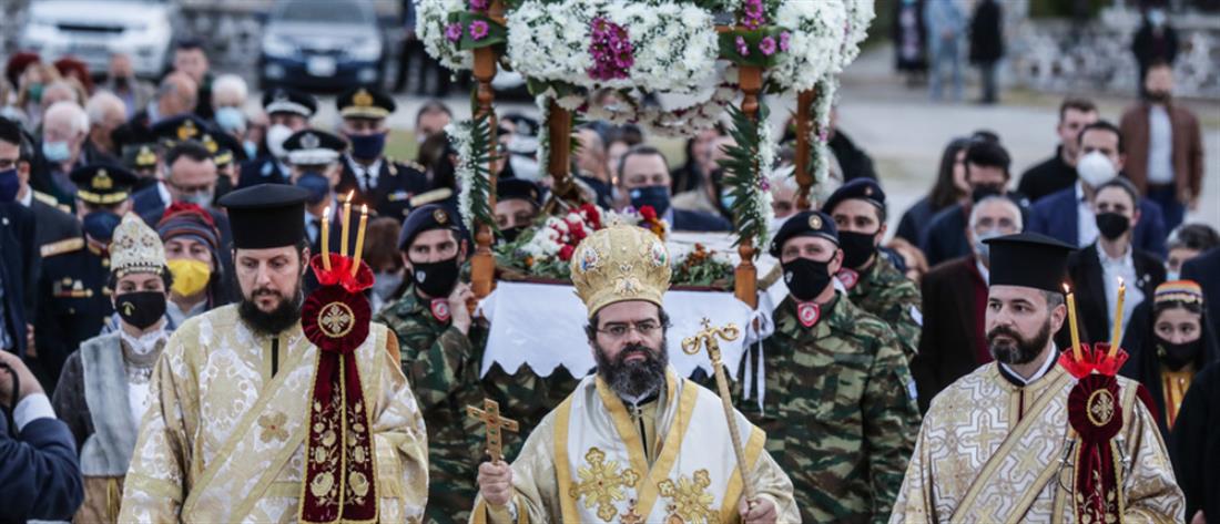 Περιφορά επιταφίου: σε κλίμα συγκίνησης και οι πολιτικοί (εικόνες)