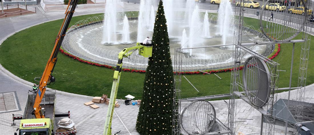 Έτοιμο το χριστουγεννιάτικο δέντρο στην Ομόνοια (εικόνες)