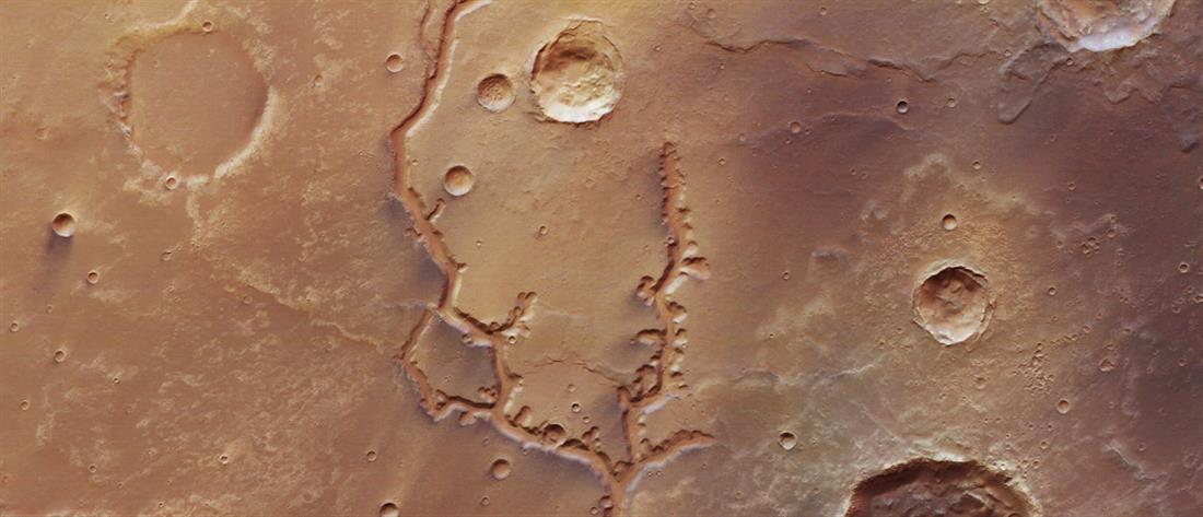 Νέες εντυπωσιακές φωτογραφίες αρχαίων κοιλάδων στον Άρη