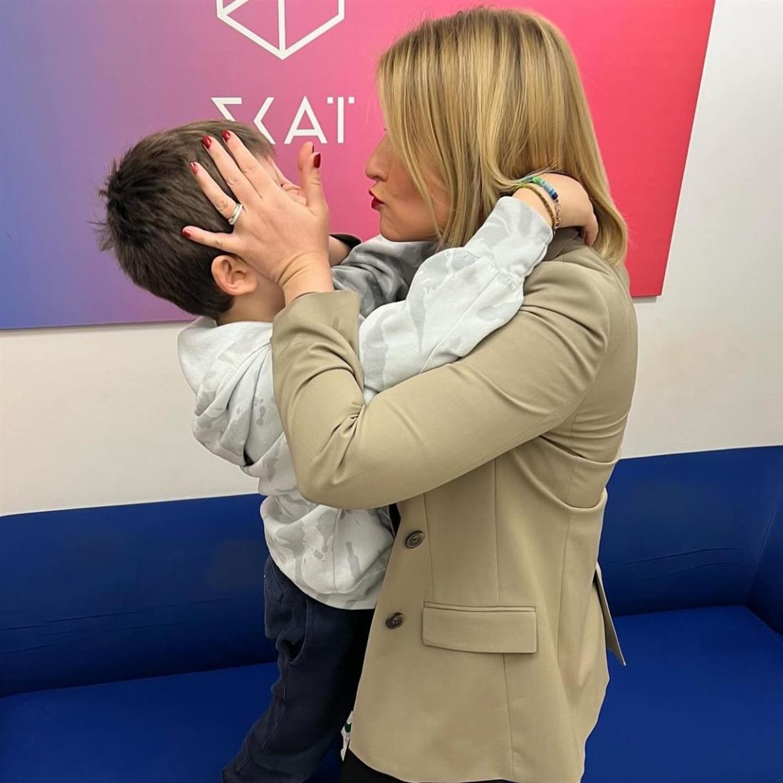 Σία Κοσιώνη: Πανηγύρισε στο γήπεδο με τον γιο της, Δήμο την πρόκριση της Εθνικής στους Ολυμπιακούς Αγώνες 
