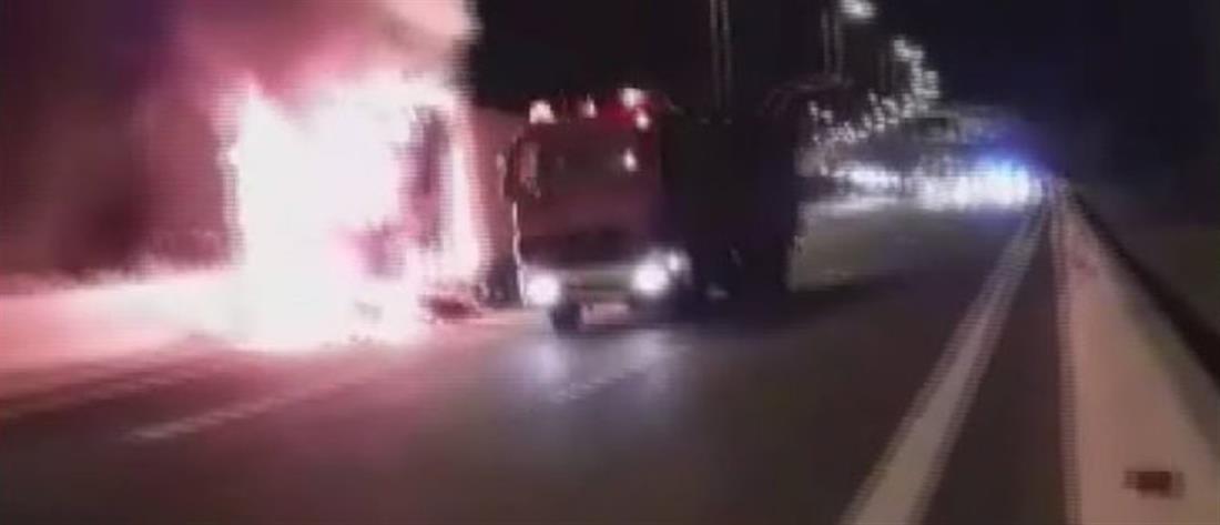 Νταλίκα πήρε φωτιά εν κινήσει στην Εθνική (video)

