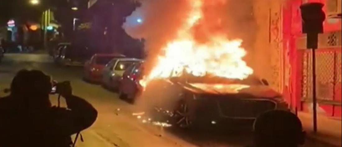 Εξάρχεια: Φωτιές σε αυτοκίνητα από επίθεση σε αστυνομικούς (εικόνες)
