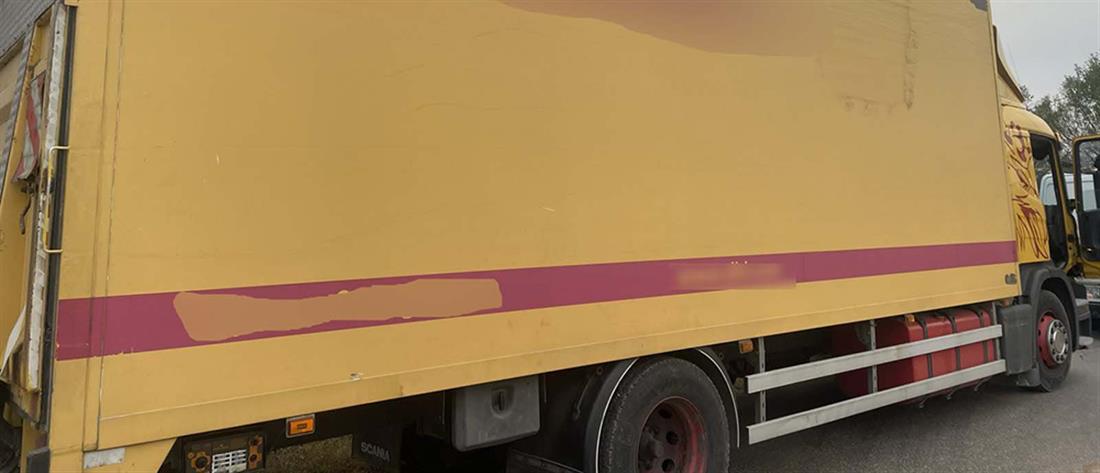Θεσσαλονίκη: Έκρυβε αλλοδαπούς σε ειδική κρύπτη καρότσας φορτηγού (εικόνες)