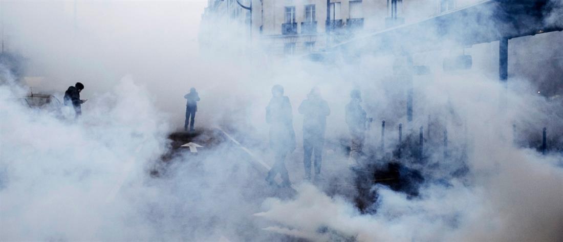 “Κίτρινα γιλέκα”: Δακρυγόνα και συλλήψεις στο Παρίσι στην πρώτη επέτειο (εικόνες)
