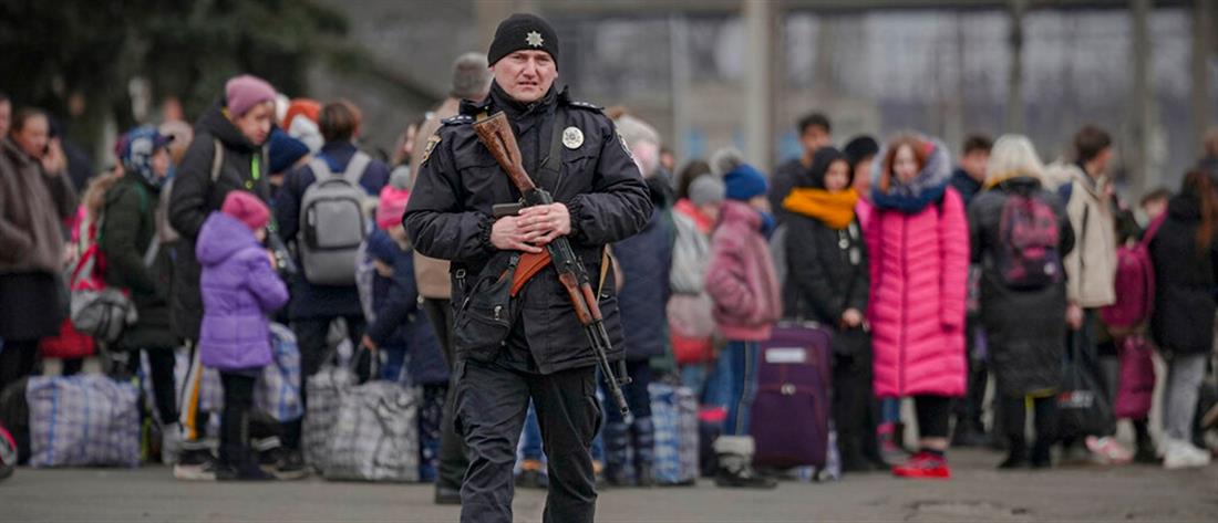 Πόλεμος στην Ουκρανία - Κίεβο: Εικόνες χάους και αλλοφροσύνης στο σιδηροδρομικό σταθμό