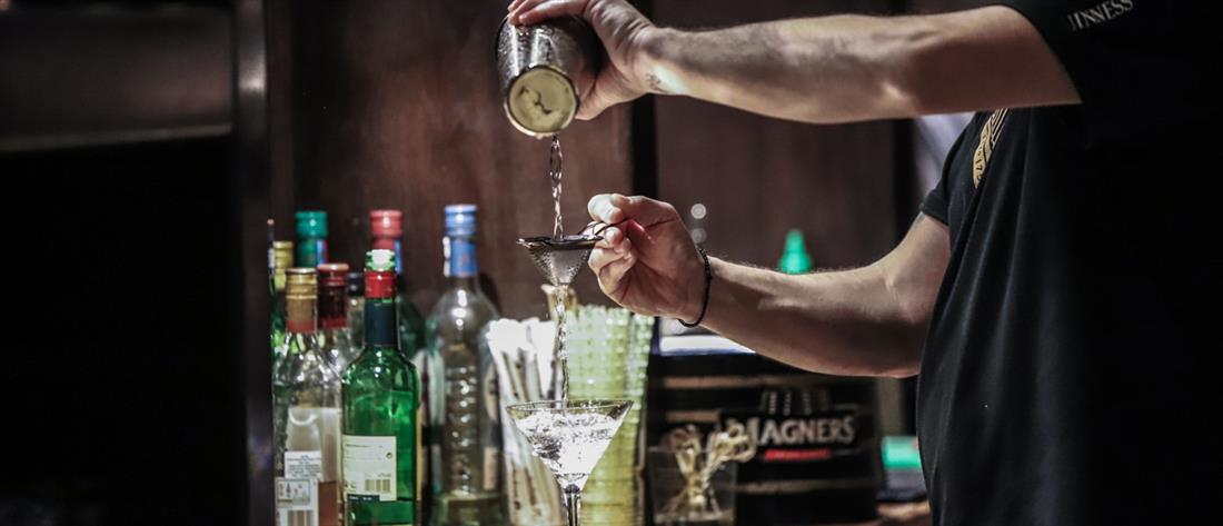 Ναύπακτος: Ανήλικος έπινε σε μπαρ και την “πλήρωσε” ο ιδιοκτήτης του