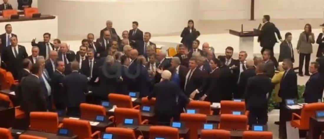 Τουρκία: Βουλευτές έπαιξαν ξύλο μέσα στη Βουλή (βίντεο)