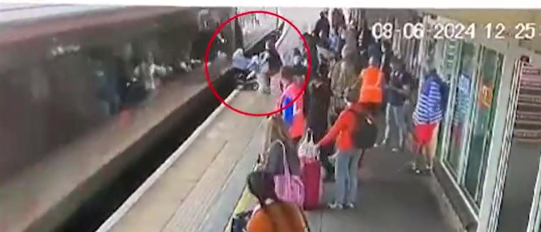 Καροτσάκι με μωρό “πέφτει” σε τρένο (βίντεο)