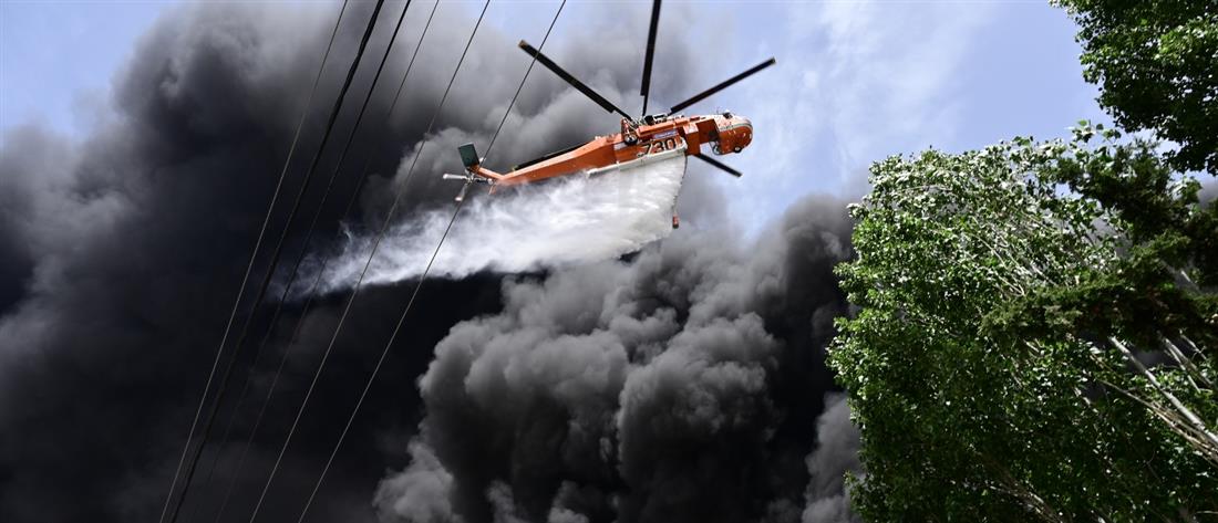 Κηφισιά - Φωτιά σε εργοστάσιο: Οι πυκνοί καπνοί, το 112 και η μάχη των πυροσβεστών (εικόνες)