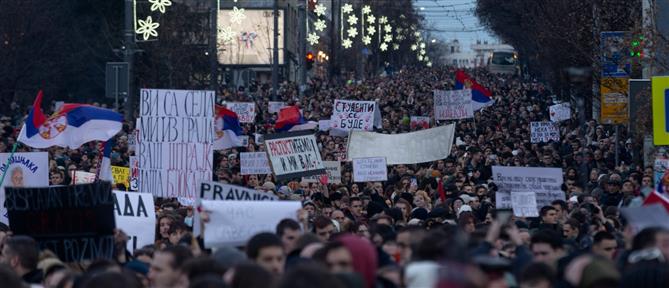 Σερβία: Μαζική φοιτητική διαδήλωση κατά της κυβέρνησης (εικόνες)