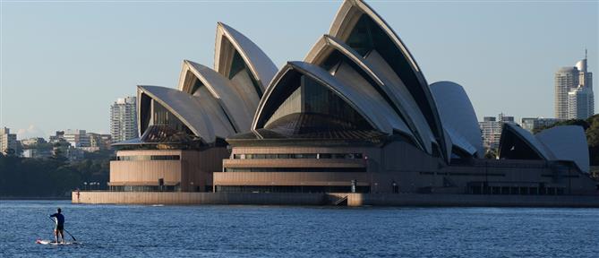 Αυστραλία: Η γερουσιαστής Πολίν Χάνσον εμφανίστηκε με μπούρκα μέσα στο κοινοβούλιο ζητώντας την απαγόρευσή της