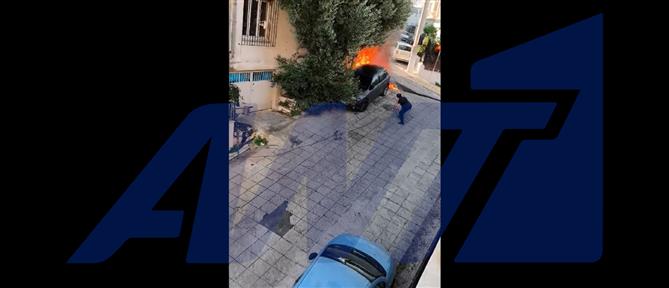 Πειραιάς: Φωτιά σε βανάκι του ΔΕΔΔΗΕ - Τρία οχήματα κάηκαν ολοσχερώς (βίντεο)