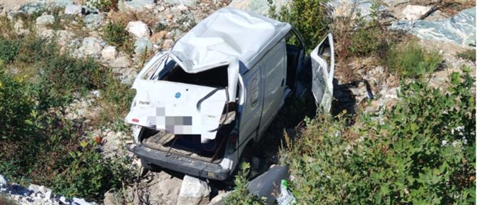Βόλος: Σε χείμαρρο κατέληξε φορτηγάκι στην προσπάθεια του να αποφύγει σύγκρουση με άλλο όχημα (εικόνες)
