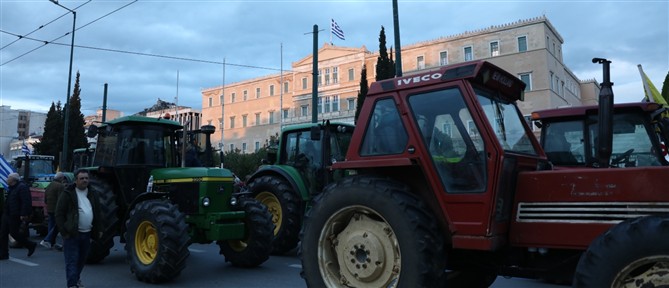 Σε εξέλιξη το αγροτικό συλλαλητήριο στο Σύνταγμα (εικόνες)