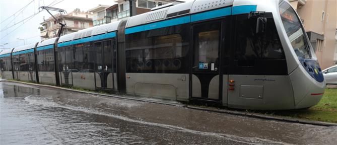 Αθήνα: Πάρκαρε στις γραμμές του τραμ και «μπλόκαρε» την κυκλοφορία για μία ώρα (εικόνα)