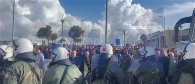 Αλεξανδρούπολη: Μπλόκο αγροτών με τρακτέρ στο αεροδρόμιο για την άφιξη Μητσοτάκη