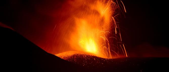 Αίτνα - Στρόμπολι: “Ξύπνησαν” μαζί τα δύο ηφαίστεια (εικόνες)