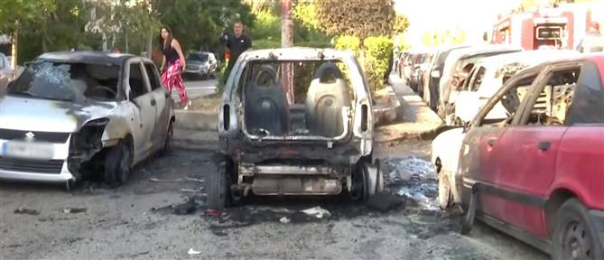 Φωτιά στη Νέα Σμύρνη –  Καίγονται αυτοκίνητα (βίντεο)