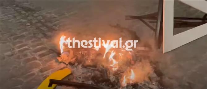 Επεισόδια στη Θεσσαλονίκη: Κουκουλοφόροι έβαλαν φωτιές και έστησαν οδοφράγματα (βίντεο)