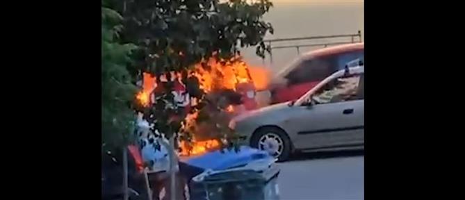Νέα Σμύρνη: Η στιγμή που οι φλόγες “καταπίνουν” τα αυτοκίνητα (βίντεο)
