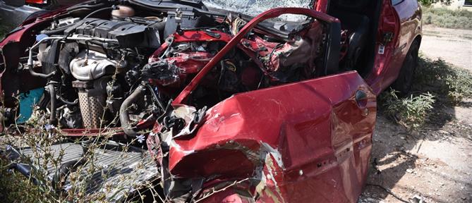 Τροχαίο: Αυτοκίνητο συγκρούστηκε μετωπικά με βαν (εικόνες)