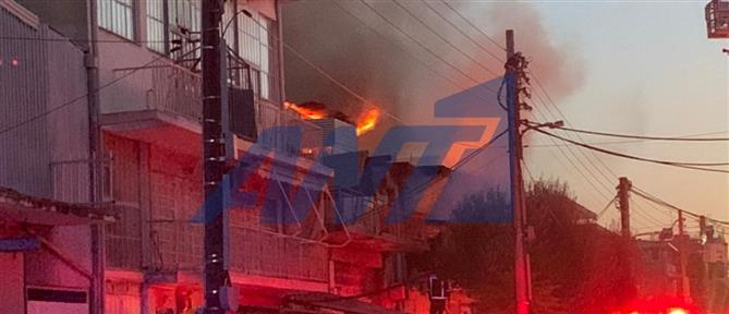 Πυρκαγιά σε επιχείρηση στο Περιστέρι - Ένα άτομο μεταφέρθηκε με αναπνευστικά στο νοσοκομείο