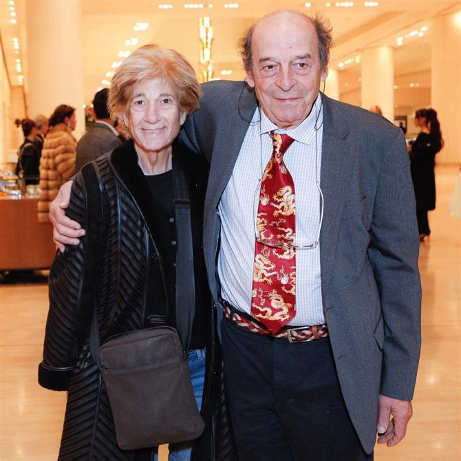 Μανούσος Μανουσάκης: Συγκινεί η σύζυγός του έναν χρόνο μετά τον θάνατό του - "Περιμένω ακόμα να ξυπνήσει"