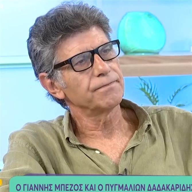 Γιάννης Μπέζος: "Βλέπω κάτι τύπους με αλογοουρές, κάτι σκουλαρίκια, κάτι αρκουδόκρικους - Είναι ωραίο να συμβαδίζεις με την ηλικία σου"
