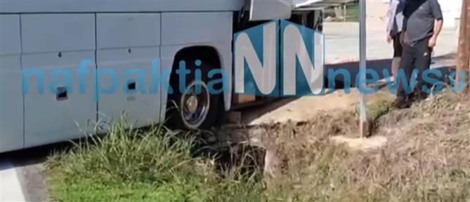 Ναύπακτος: Λεωφορείο που μετέφερε μαθητές έπεσε σε χαντάκι (βίντεο)