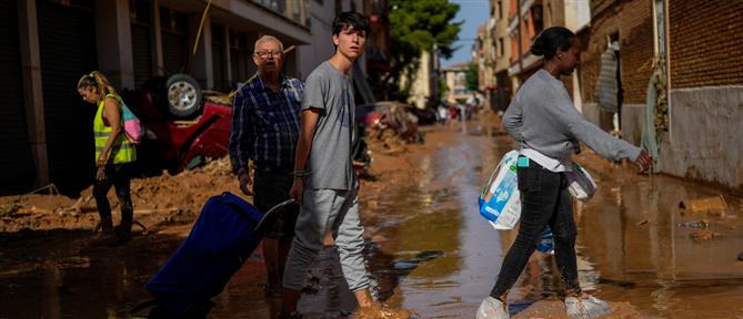 Φονικές πλημμύρες στην Ισπανία: “Μας άφησαν αβοήθητους, δεν έχουμε τίποτα”