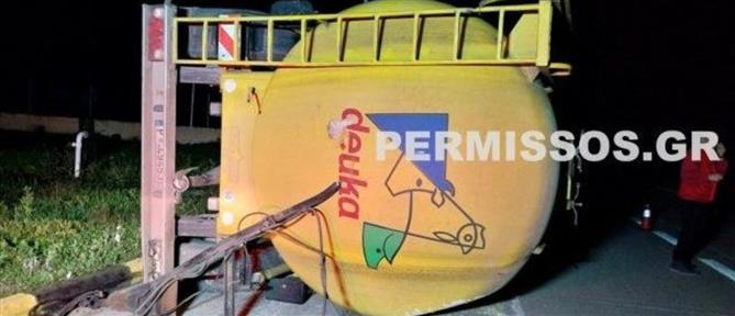 Βοιωτία: Ανατράπηκε βυτιοφόρο στη Θηβών - Λιβαδειάς (εικόνες)