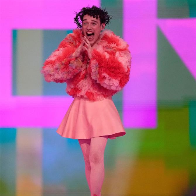 Nemo: Επιστρέφει το τρόπαιο της Eurovision σε ένδειξη διαμαρτυρίας για τη συμμετοχή του Ισραήλ στον διαγωνισμό