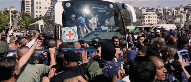 Γάζα: Φτάνουν τα πρώτα λεωφορεία με απελευθερωμένους Παλαιστίνιους